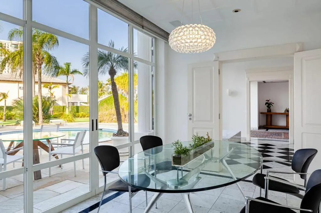 Cozinha planejada com copa central Casa Barra Malibu