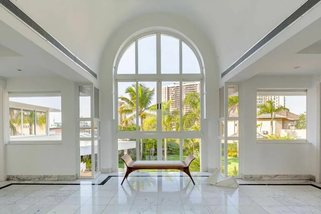 Fachada noturna de mansão no Malibu — segurança 24h