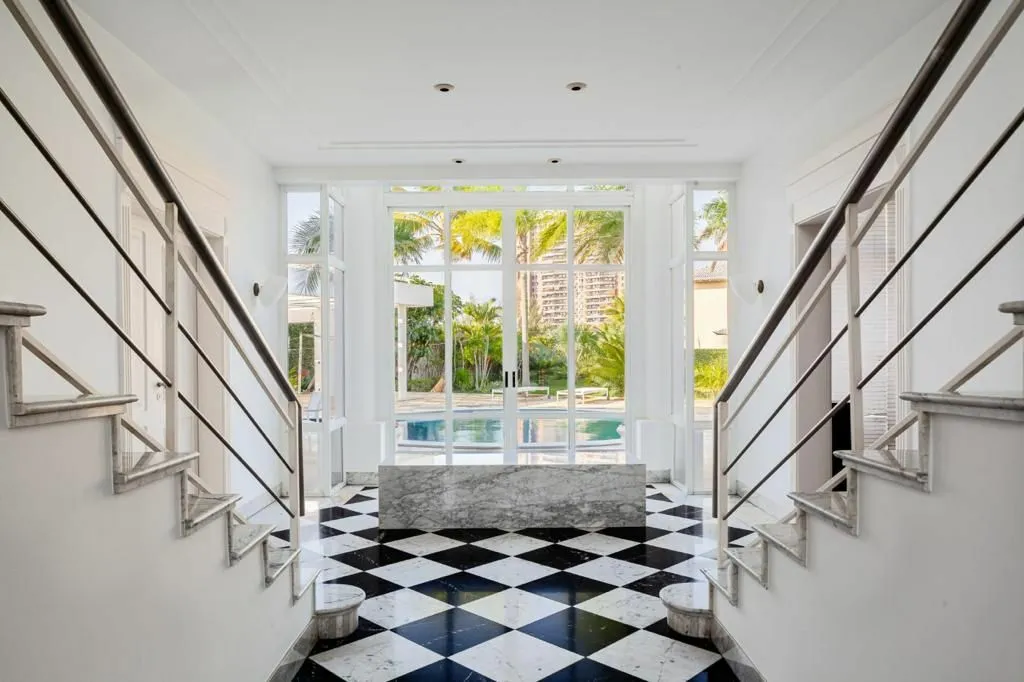 Hall de entrada e escadas da mansão em Malibu