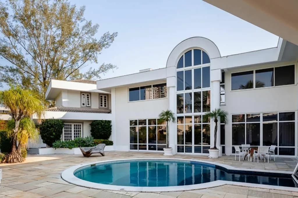 A vida no Malibu — piscina e jardim