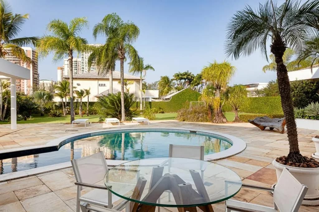 Sauna integrada à piscina da casa Malibu 1200m2