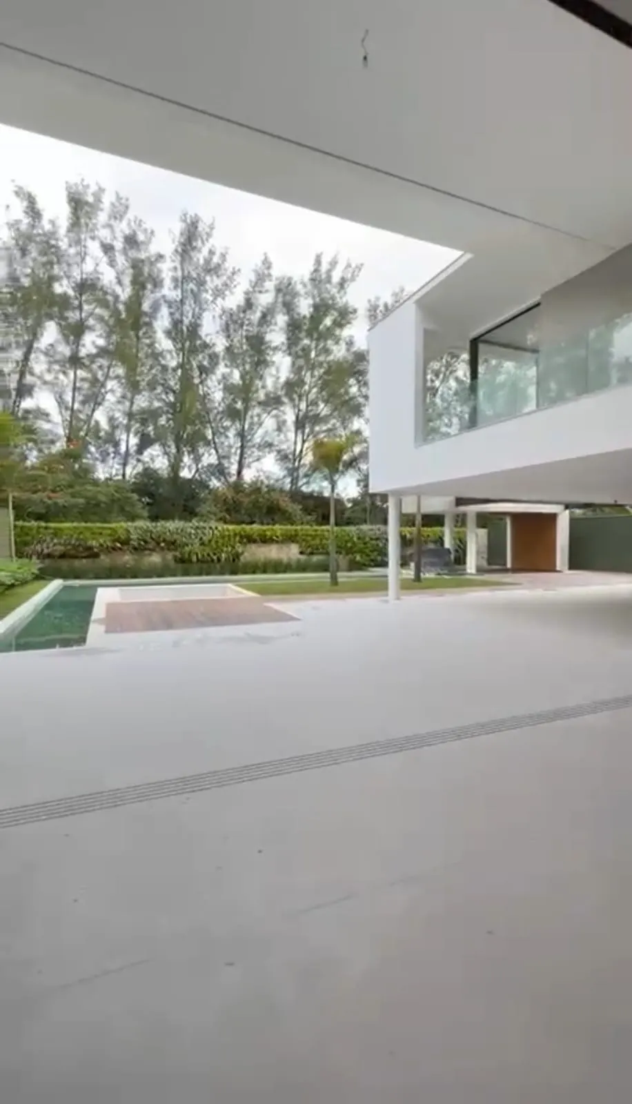 Ângulo alternativo da piscina da Casa Malibu com deque