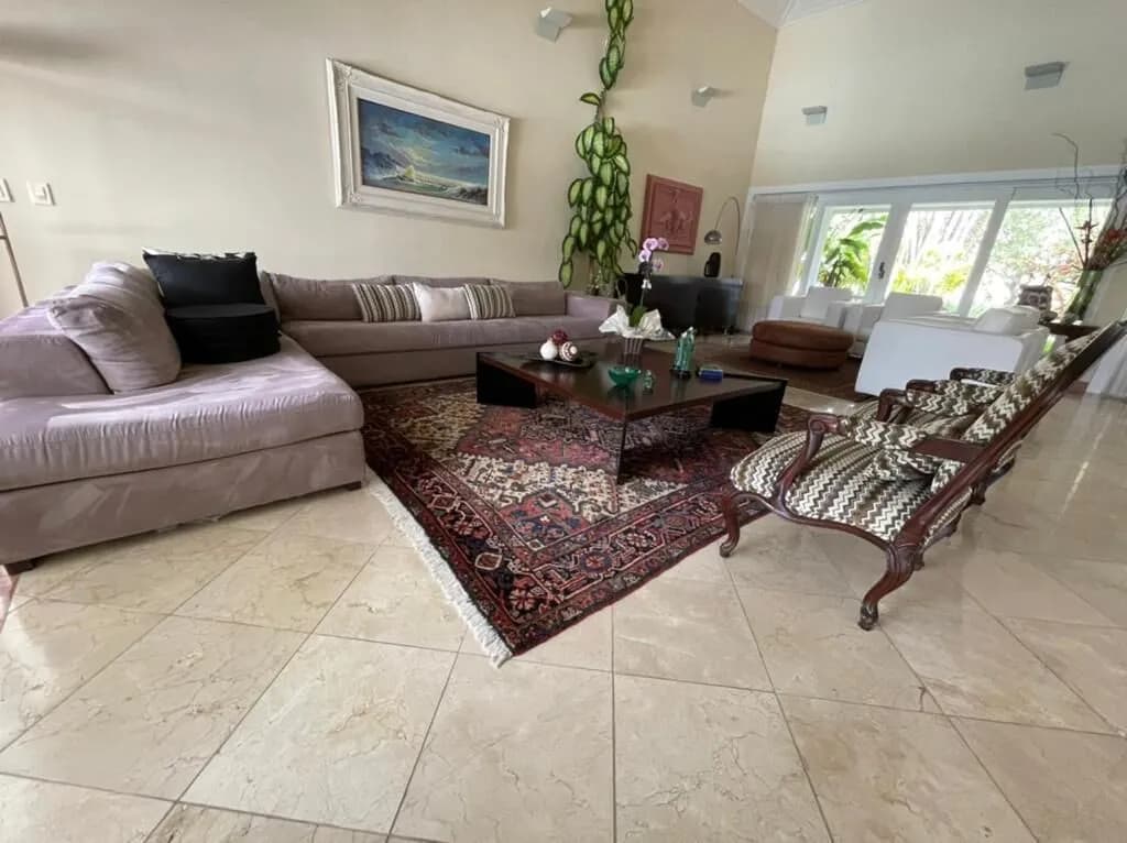 Ampla sala de estar em dois ambientes com pé direito alto