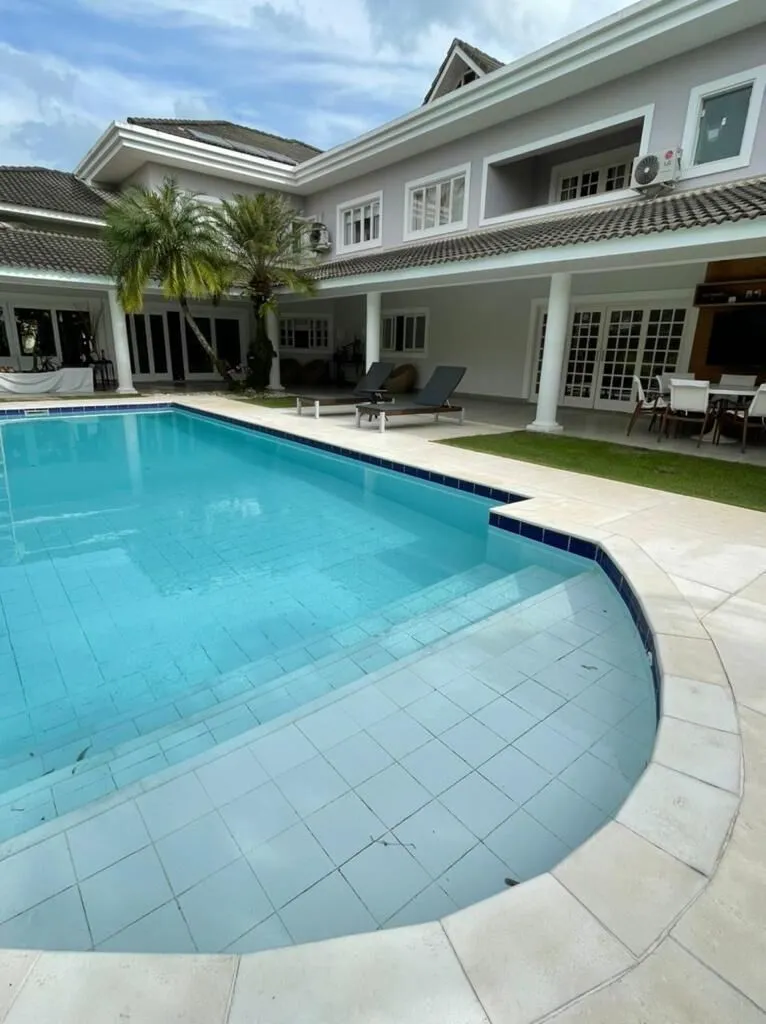 Piscina e área de lazer nos fundos da mansão