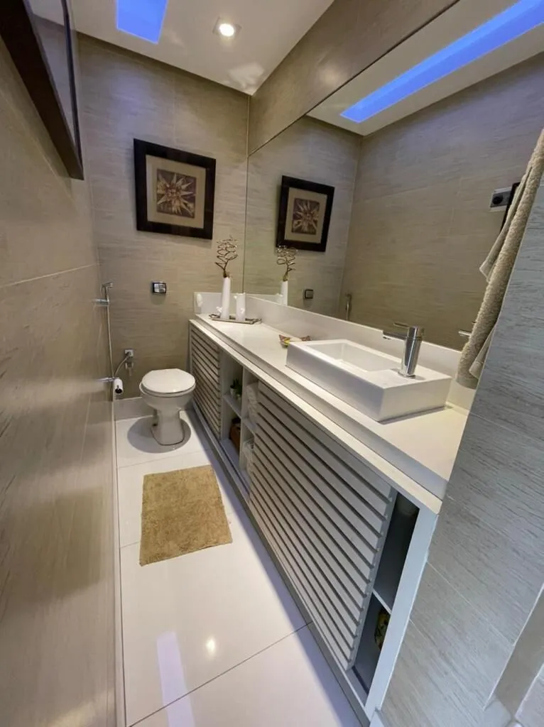 Lavabo com acabamento moderno e iluminação