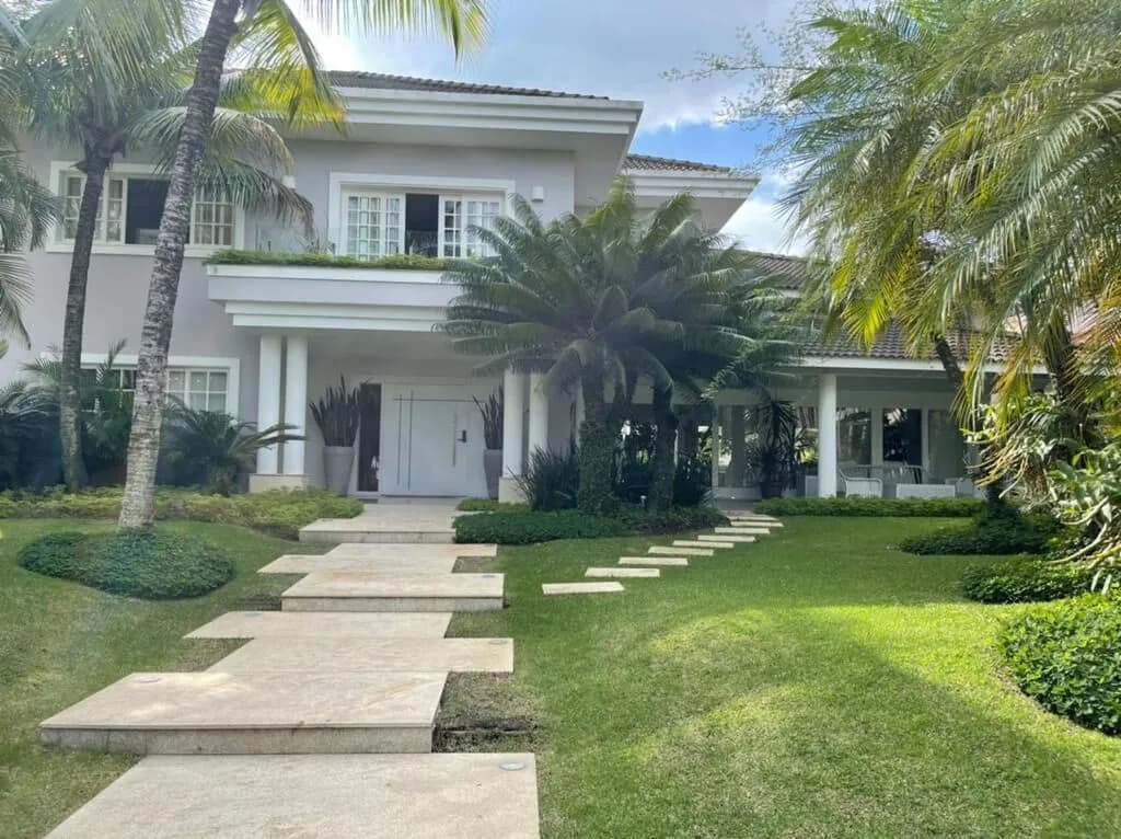 Jardim frontal com paisagismo completo