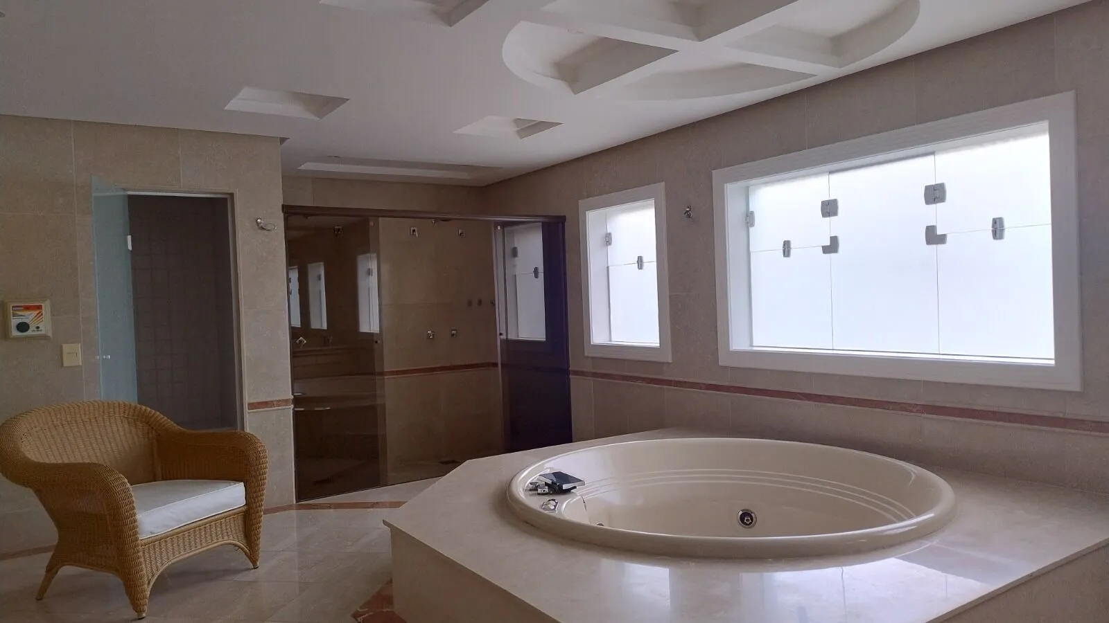 Sala de banho com grande hidromassagem redonda