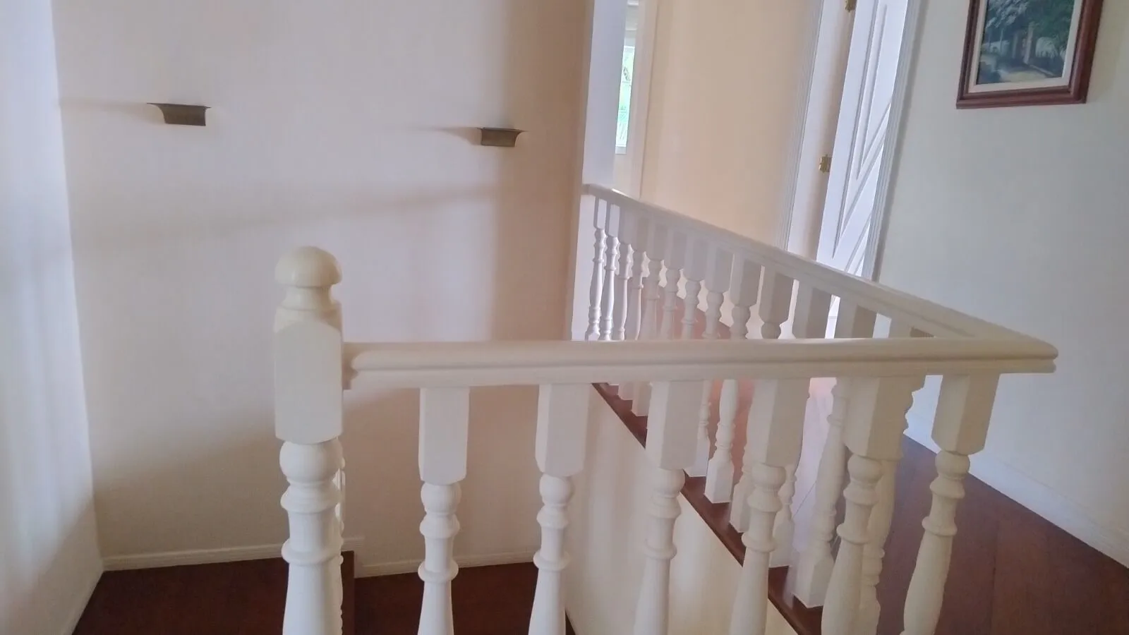 Amplo closet repleto de armários embutidos