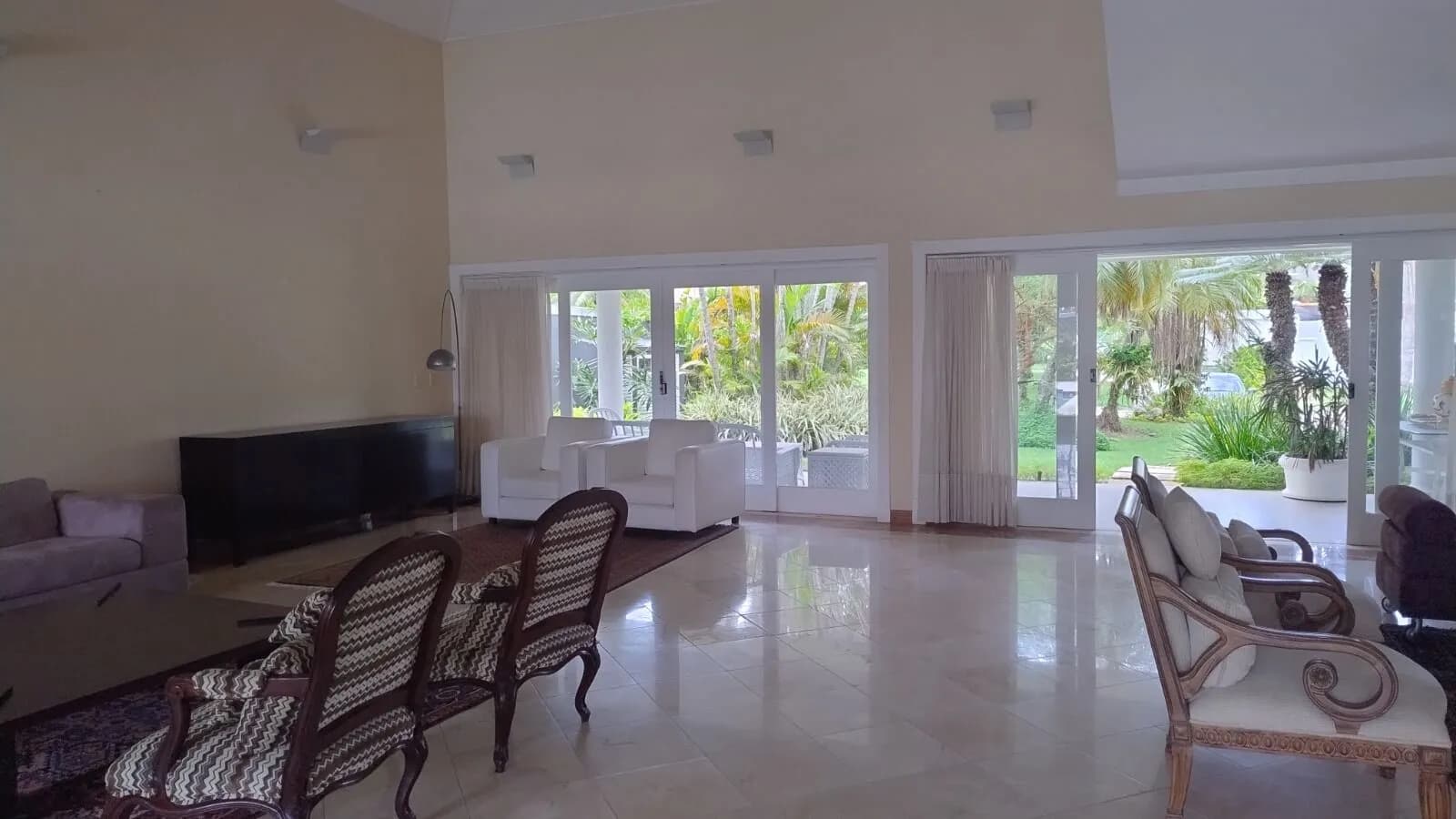 Cozinha planejada com copa para refeições